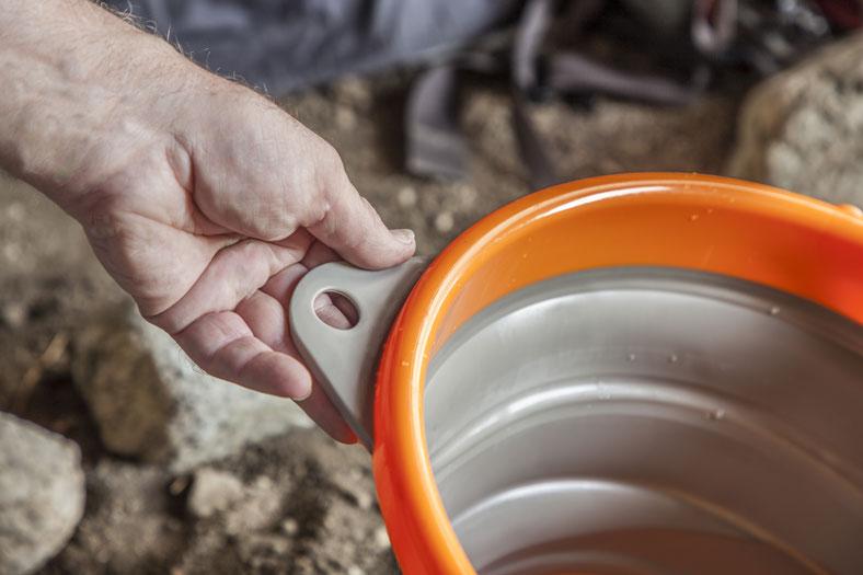 Collapsible bucket for gold prospecting handle